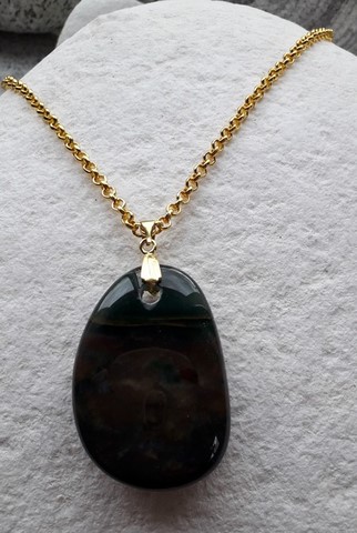 Pendentifs en pierre naturelle monté sur chaînette 