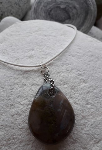 Pendentifs en pierre naturelle monté sur chaînette 