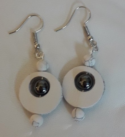 Boucles d'oreilles en cuir hématites et howlite
