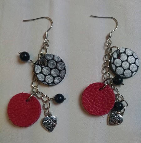 boucles d'oreilles en cuir rouge et noir avec perles naturelles 