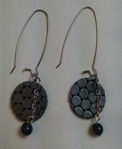 boucles d'oreilles ronds en cuir noirs 