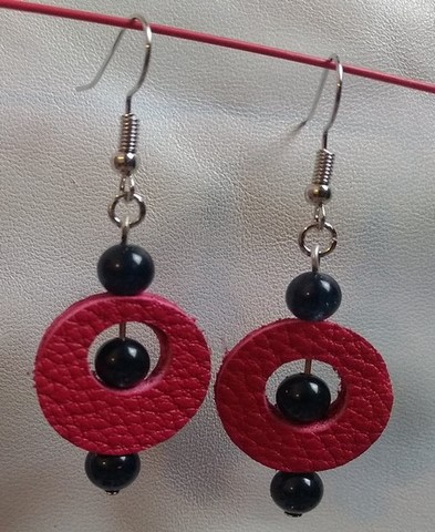 boucles d'oreilles anneaux en cuir et perles 