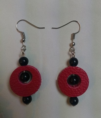 anneaux en cuir et perles naturelles 