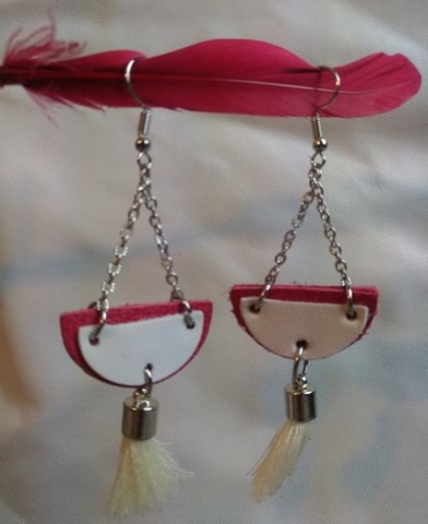 boucles d'oreilles cuir demi lune avec pompon boucles d'oreilles cuir demi-lune