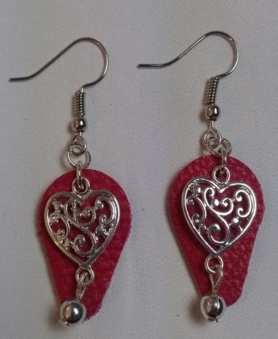 boucles d'oreilles en cuir, coeur en métal 