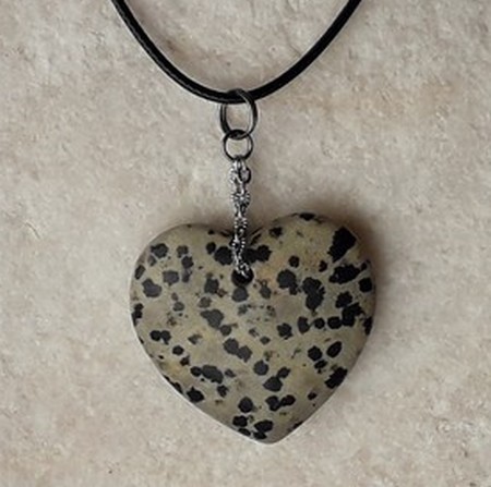 Pendentifs en coeur jaspe dalmatien