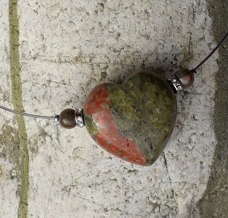 Pendentifs coeur en unakite 