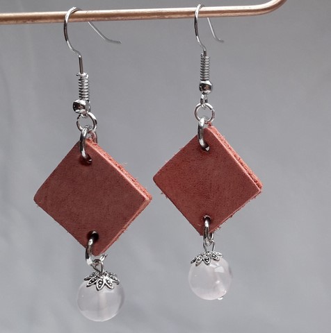 boucles d'oreilles en cuir vernis  et hémartite