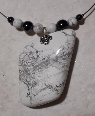 Collier cablé en howlite