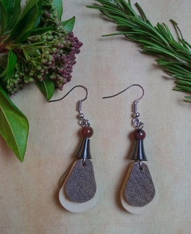 boucles d'oreilles pompons et perles naturelles