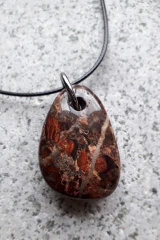 Pendentifs en pierre naturelle monté sur chaînette 