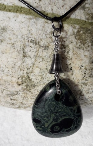 Pendentifs en pierre naturelle monté sur chaînette 