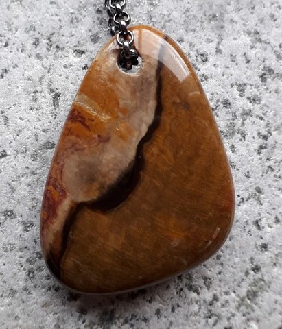 Pendentifs en pierre naturelle monté sur chaînette 