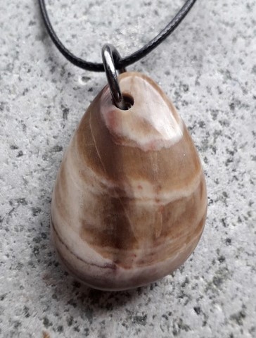 Pendentifs en pierre naturelle monté sur chaînette 