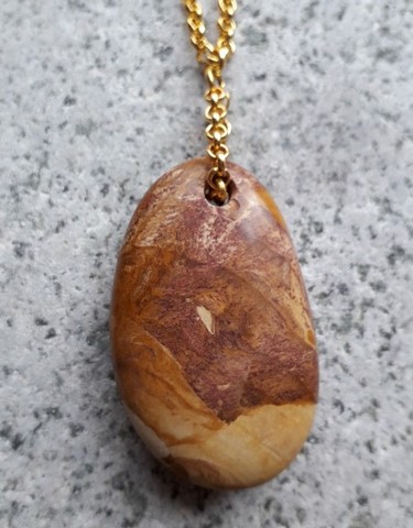 Pendentifs en pierre naturelle monté sur chaînette 