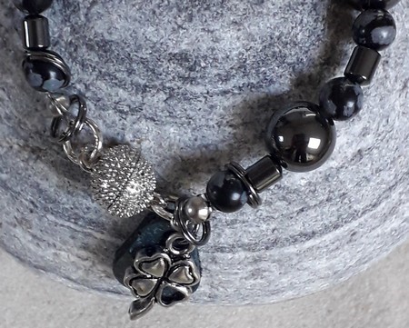 bracelets en jaspe dalmatien et hématite 