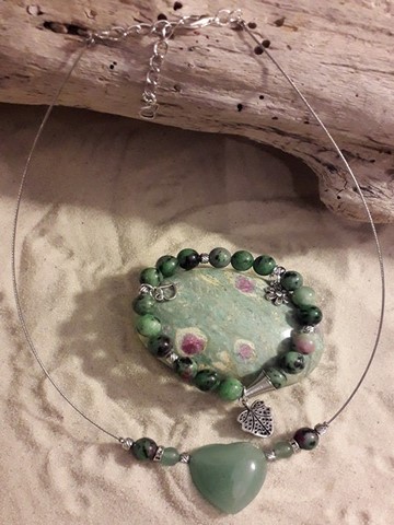 Pendentifs en coeur rubis dans zoisite