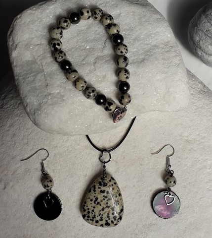 Pendentifs en pierre naturelle monté sur chaînette 