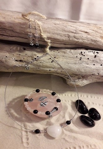 parure en quartz rose et onyx noir 