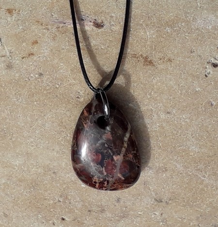 Pendentifs en pierre naturelle monté sur chaînette 