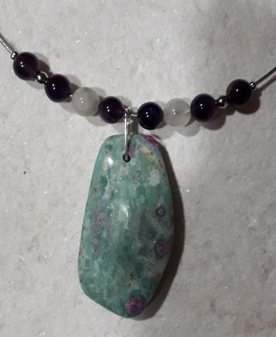 Pendentif en rubis dans fuschite