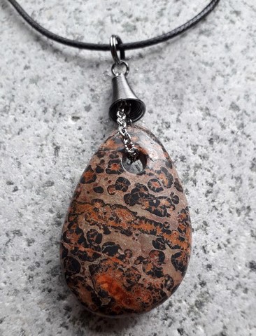 Pendentifs en pierre naturelle monté sur chaînette 