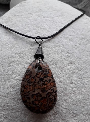 Pendentifs en pierre naturelle monté sur chaînette 