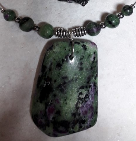 pendentif en rubis dans zoisite 