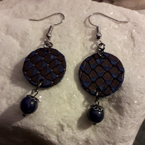 boucles d'oreilles cuir  et perles lapis lazuli 