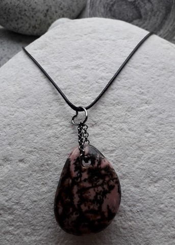 Pendentifs en pierre naturelle monté sur chaînette 