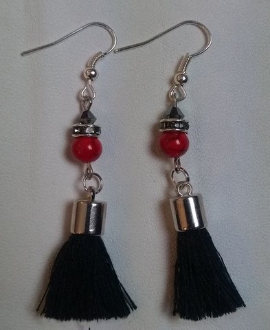 pendentifs pompons noirs
