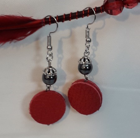 pendentifs cuir véritable rond rouge et hématite 
