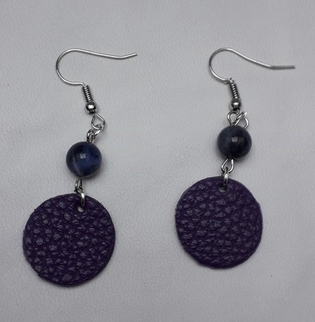 boucles d'oreilles cuir mauve et perles sodalite 