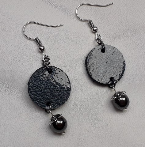boucles d'oreilles cuir verni et hématite  