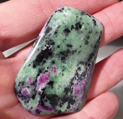 pendentif rubis dans zoisite 