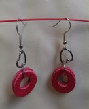 pendentifs anneaux rouges en cuir 