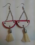 Boucles d'oreilles demi-lune en cuir et pompons 