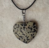Pendentifs en coeur jaspe dalmatien