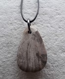 Pendentifs en pierre naturelle monté sur chaînette 