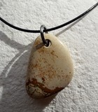 Pendentifs en pierre naturelle monté sur chaînette 
